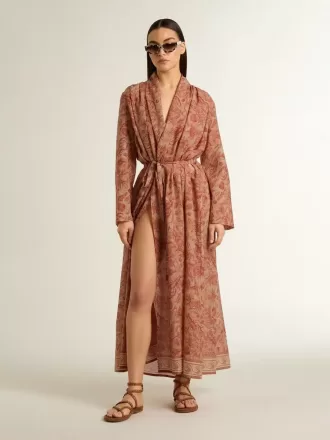 Kaftan til kvinder i bomuldsvoile med murstensrødt marineprint overalt