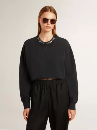 Kort bomuldssweatshirt til kvinder med krystaller på fronten