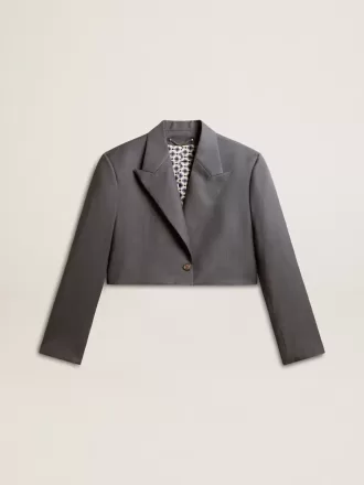 Kort jakke til kvinder i babyblå uld med enkeltradet knaplukning Kort jakke til kvinder i babyblå uld med enkeltradet knaplukning