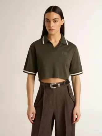 Kort polo til kvinder i militærgrøn jersey med broderi