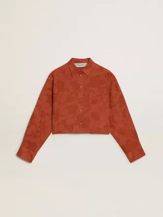 Kort skjorte til kvinder i murstensrød jacquard med brede ærmer