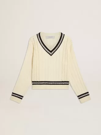 Kort sweater til kvinder med kabelmønster, blå ribkant og krystaller
