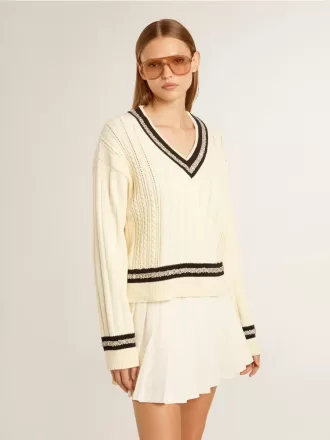 Kort sweater til kvinder med kabelmønster, blå ribkant og krystaller