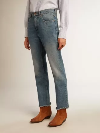 Korte, udsvungne jeans til kvinder med medium vask