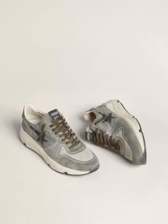 Løbesko til mænd i lyseblåt nylon med sort stjerne og grøn læderhælkappe