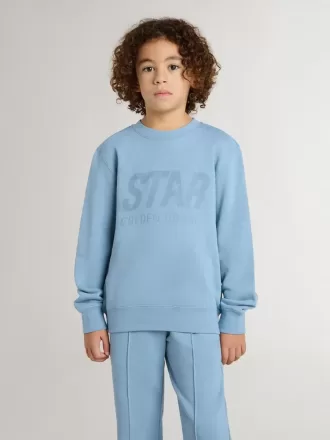 Lyseblå sweatshirt til drenge med bogstaver på fronten