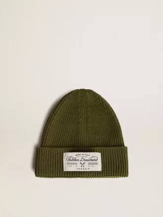 Militærgrøn bomuldsbeanie med applikeret label på fronten Militærgrøn bomuldsbeanie med applikeret label på fronten