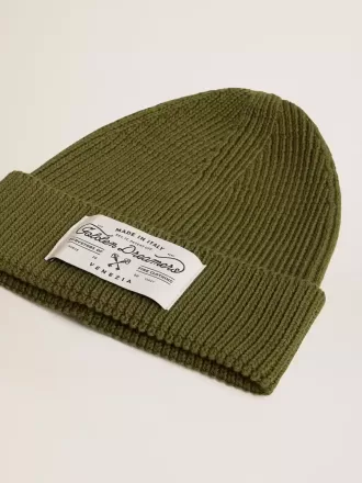 Militærgrøn bomuldsbeanie med applikeret label på fronten Militærgrøn bomuldsbeanie med applikeret label på fronten