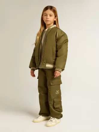 Militærgrøn nylon bomberjakke til børn med bogstaver på ryggen Militærgrøn nylon bomberjakke til børn med bogstaver på ryggen