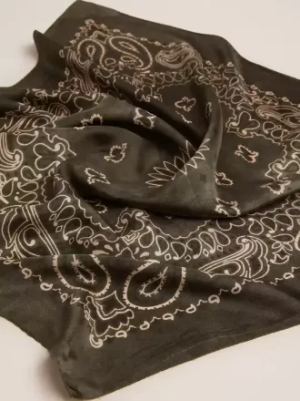 Mossegrønt tørklæde med paisley-mønster