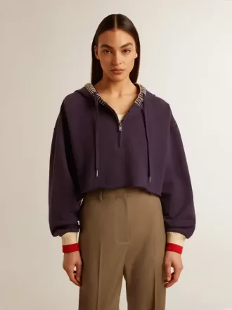 Mørkeblå kort sweatshirt med lynlås og broderet hætte