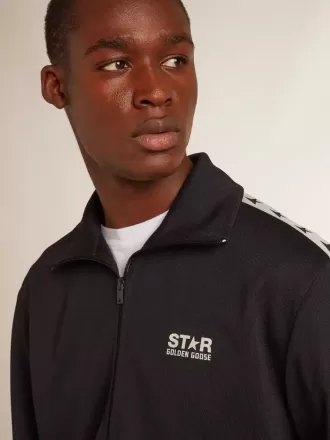 Mørkeblå sweatshirt med hvid stribe og kontrastfarvede blå stjerner