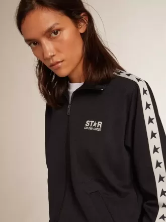 Mørkeblå sweatshirt med lynlås, hvid stribe og kontraststjerner