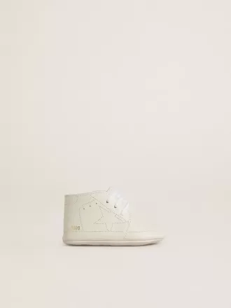 New Born sneakers i hvidt læder med perforeret stjerne