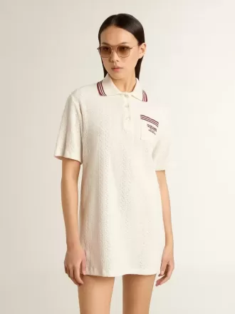 Oasis polo-kjole til kvinder i hvid perforeret jersey med burgunderstriber Oasis polo-kjole til kvinder i hvid perforeret jersey med burgunderstriber