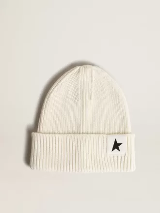 Off-white bomuldsbeanie med kontrastfarvet sort stjerne Off-white bomuldsbeanie med kontrastfarvet sort stjerne