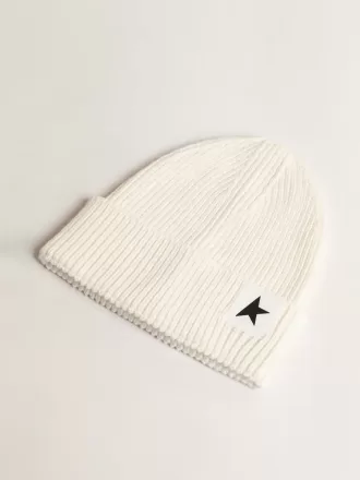 Off-white bomuldsbeanie med kontrastfarvet sort stjerne Off-white bomuldsbeanie med kontrastfarvet sort stjerne