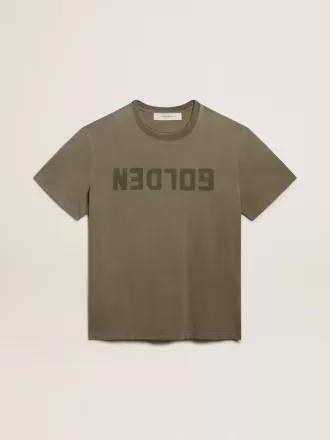 Olivenfarvet T-shirt til mænd med guldfarvet skrift