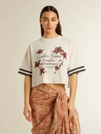 Oversized kort T-shirt til kvinder i hvid jersey med broderi og “Venezia Mediterraneo”-print Oversized kort T-shirt til kvinder i hvid jersey med broderi og “Venezia Mediterraneo”-print