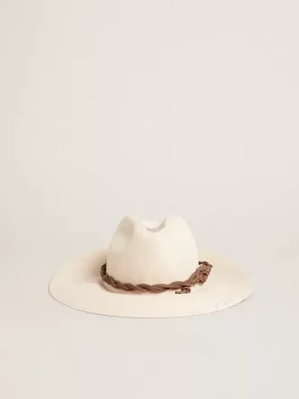 Pergamentfarvet fedora-hat med læderbånd