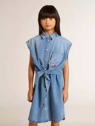 Pigekjole i denim med knude foran og broderi