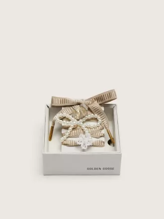 Skin “Sparkling” beige broderede snørebånd med påsatte perlecharms og guldcharm