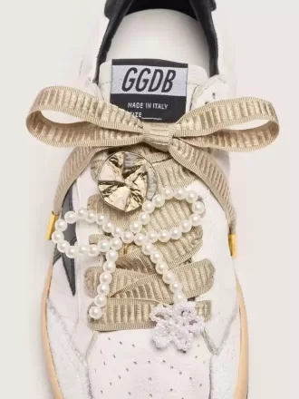 Skin “Sparkling” beige broderede snørebånd med påsatte perlecharms og guldcharm