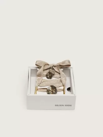 Skin “Vintage” beige broderede snørebånd med applikerede charms