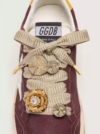 Skin “Vintage” beige broderede snørebånd med applikerede charms