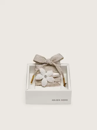 Skin “Vintage” hvid og beige stribede snørebånd med blomsterformet charm