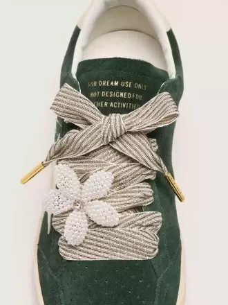 Skin “Vintage” hvid og beige stribede snørebånd med blomsterformet charm