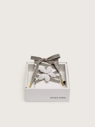 Skin “Vintage” sorte og beige stribede snørebånd med blomsterformet charm