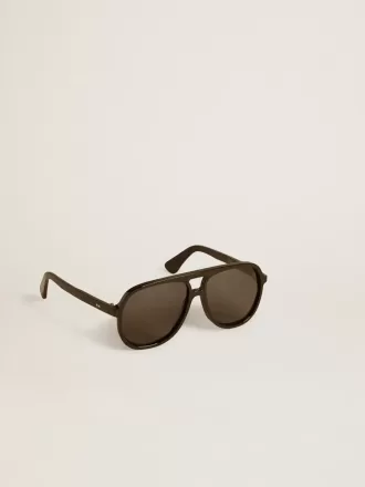 Solbriller i aviator-stil med sort stel og glas