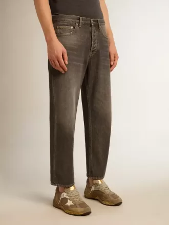 Sort jeans til mænd med stonewashed-effekt