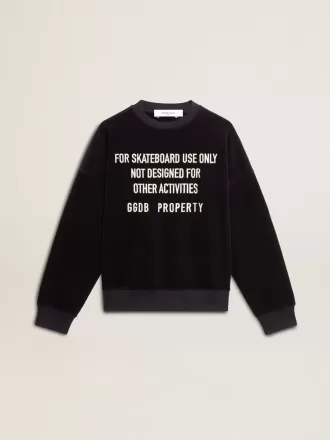 Sort sweatshirt med rund hals og broderet skrift