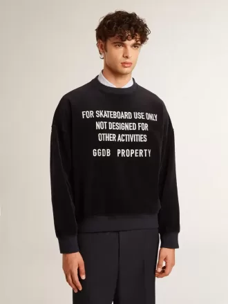 Sort sweatshirt med rund hals og broderet skrift