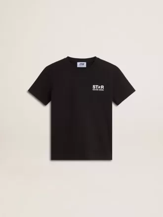 Sort T-shirt med kontrastfarvet hvidt logo foran og stor stjerne bagpå
