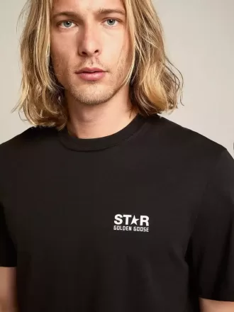 Sort T-shirt til mænd med kontrastfarvet hvidt logo og stjerne