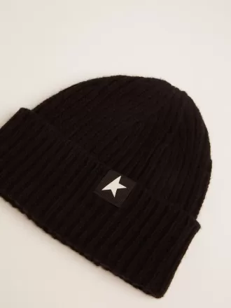 Sort uldbeanie med hvid stjerne