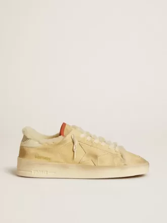Stardan i beige ruskind med læderhælkappe og shearlingforing Stardan i beige ruskind med læderhælkappe og shearlingforing
