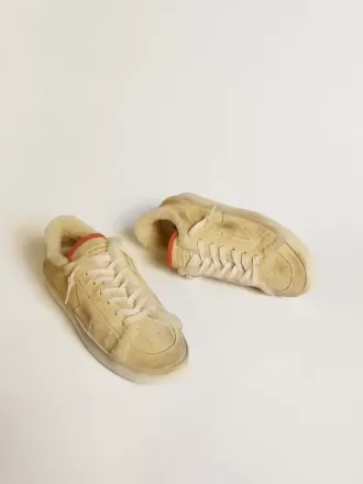 Stardan i beige ruskind med læderhælkappe og shearlingforing Stardan i beige ruskind med læderhælkappe og shearlingforing