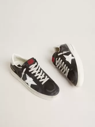 Stardan i sort nubuck og mesh med grå læderstjerne og hælkappe Stardan i sort nubuck og mesh med grå læderstjerne og hælkappe