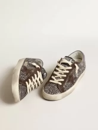 Super-Star i glitter med brun stjerne og lilla hælkappe