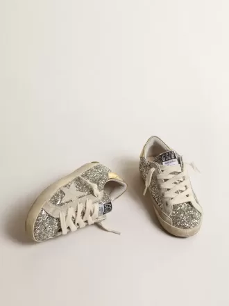 Super-Star Junior i glitter med en ruskindsstjerne og guldhælkappe Super-Star Junior i glitter med en ruskindsstjerne og guldhælkappe