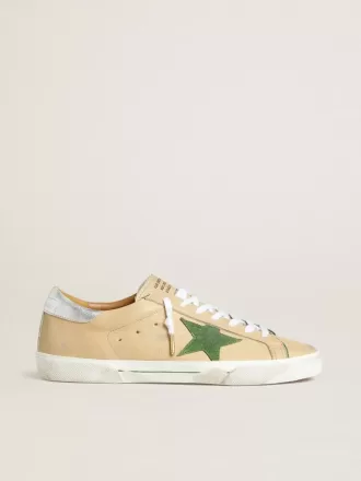 Super-Star LTD i beige læder med grøn ruskindsstjerne og sølvfolieret læderhælkappe Super-Star LTD i beige læder med grøn ruskindsstjerne og sølvfolieret læderhælkappe