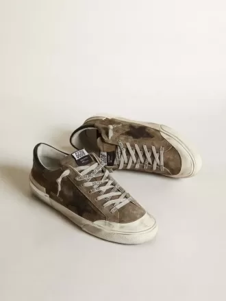 Super-Star LTD i militærgrøn ruskind med screenprintet stjerne Super-Star LTD i militærgrøn ruskind med screenprintet stjerne