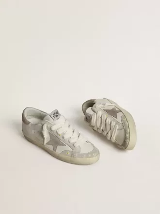 Super-Star LTD til kvinder med beige ruskindstjerne og hælkappe samt blomsterbroderi