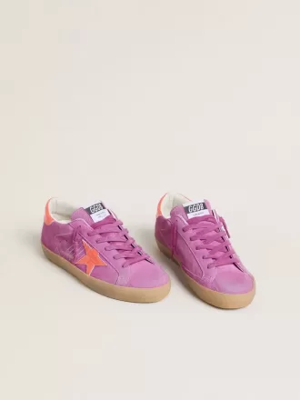 Super-Star til kvinder i fuchsia ruskind med fluorescerende orange lamineret læderstjerne og hælkappe Super-Star til kvinder i fuchsia ruskind med fluorescerende orange lamineret læderstjerne og hælkappe