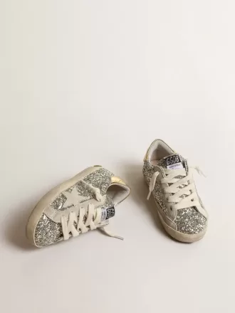 Super-Star Young i glitter med en ruskindsstjerne og guldhælkappe