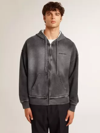 Sweatshirt i antracit med sprøjteeffekt og nitter Sweatshirt i antracit med sprøjteeffekt og nitter